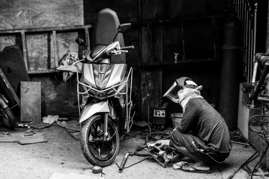 orang sedang bekerja di bengkel motor